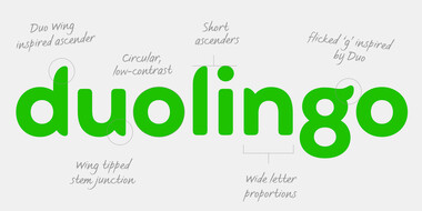 Una fuente personalizada distintiva (con alas) para Duolingo.